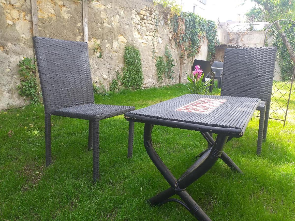 Les Volets Bleus - Deux Appartements Et Un Studio, Jardin Bourges Luaran gambar